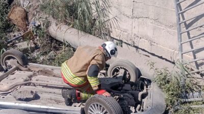 Hatay’da kontrolden çıkarak menfeze devrilen otomobilin sürücüsü yaralandı. Kaza, Antakya
