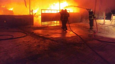 Hatay’da samanlıkta çıkan yangında yükselen alevler, itfaiye ekipleri tarafından söndürüldü.