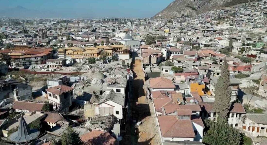 Antakya’nın tarihi caddeleri yeniden hayat buluyor Hatay’ın kent merkezinde bulunan ve simge noktalardan olan Kurtuluş Caddesi