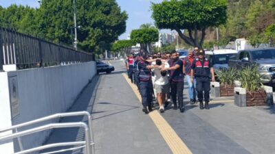 Antalya’nın Manavgat ilçesinde iş yerinin önünde oturan 2 kişiye motosikletli