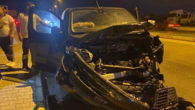 Antalya’nın Serik ilçesinde 3 aracın karıştığı kazada 2’si yabancı uyruklu