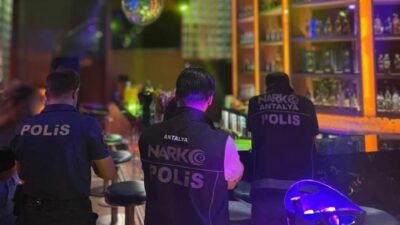 Antalya’da polis ekiplerinin kent genelinde yaptığı uygulamalarda çok sayıda kişi