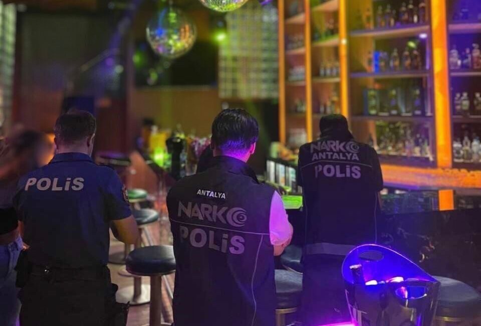 Antalya’da polis ekiplerinin kent genelinde yaptığı uygulamalarda çok sayıda kişi