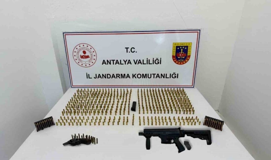 Antalya İl Jandarma Komutanlığı ekipleri, Kepez ilçesinde kaçak silah operasyonu