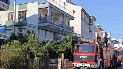 Antalya’da iki katlı evin üst katındaki dairede çıkan yangın, itfaiye