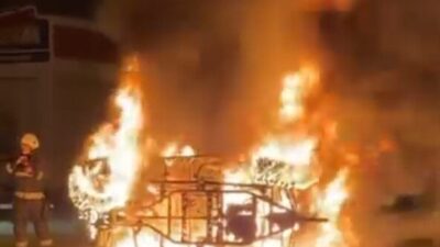 Antalya’nın Kumluca ilçesinde devrilerek yan yatan ve ardından alev alan