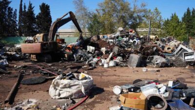 Antalya’nın Kepez ilçesinde hurdalık alanda çıkan yangın, itfaiye ekiplerince çevreye