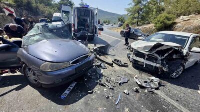 Antalya’nın Akseki ilçesinde iki otomobilin çarpışması sonucu meydana gelen trafik
