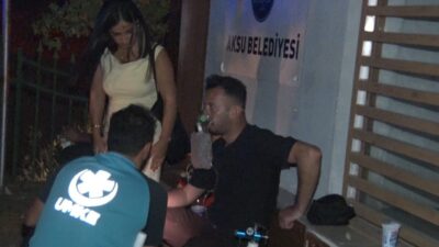 Antalya’nın Aksu ilçesinde yerleşim alanına yakın sazlık alanda çıkan yangın,