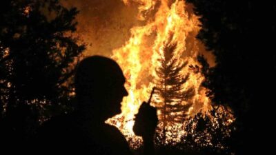 Antalya’nın Aksu ilçesinde ormanlık alanda çıkan yangın, 2 saatlik çalışmanın