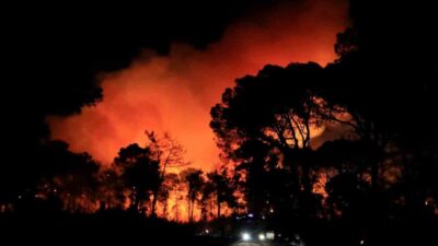 Antalya’nın Aksu ilçesinde otellere yakın bölgede başlayan orman yangını yaklaşık