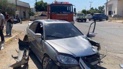 Antalya’nın Aksu ilçesinde 22 yaşındaki sürücünün kontrolünü kaybettiği otomobil, elektrik