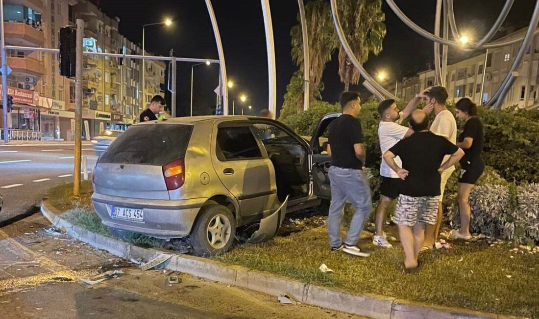 Antalya’nın Gazipaşa ilçesinde otomobille hafif ticari aracın çarpıştığı kazada 2