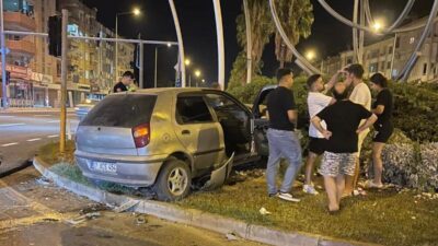 Antalya’nın Gazipaşa ilçesinde otomobille hafif ticari aracın çarpıştığı kazada 2