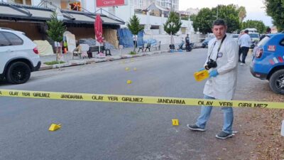 Antalya’nın Manavgat ilçesinde iş yerinin önünde oturan 2 kişiye motosikletli