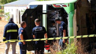 Antalya’da üniversite içinde belediyeye ait ring otobüsünün devrilmesi sonucu meydana