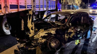 Antalya’nın Gazipaşa ilçesinde asfalt çalışması nedeniyle trafiğin tek şeritten sağlandığı