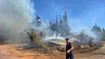 Antalya’da çıkan yangına hurdacıya ait ev, kamyonet ve motosikleti küle