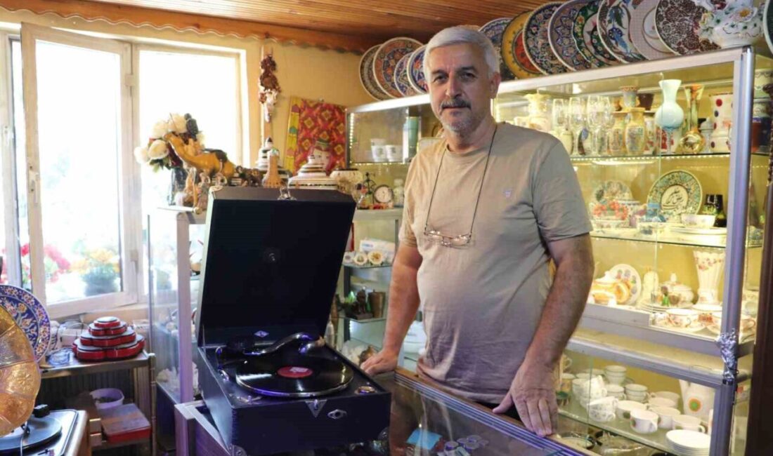 Eskişehirli antikacı olan Bayram Çağlayan, 80’li yıllara ait ürünlerin gerçek