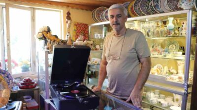Eskişehirli antikacı olan Bayram Çağlayan, 80’li yıllara ait ürünlerin gerçek