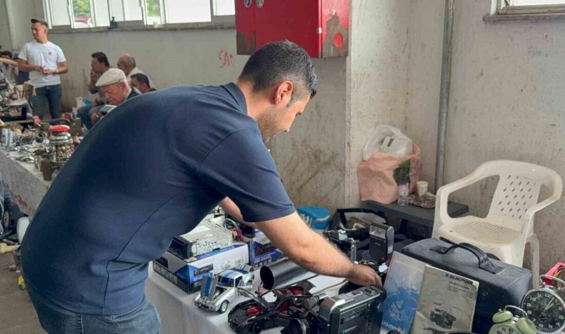Antika pazarı yoğun ilgi görüyor Afyonkarahisar’da her ay düzenli olarak açılan antika pazarı vatandaşlardan yoğun