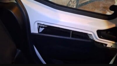 İzmir’de polis ekiplerince gerçekleştirilen asayiş uygulamasında, bir otomobilin araç anahtarıyla