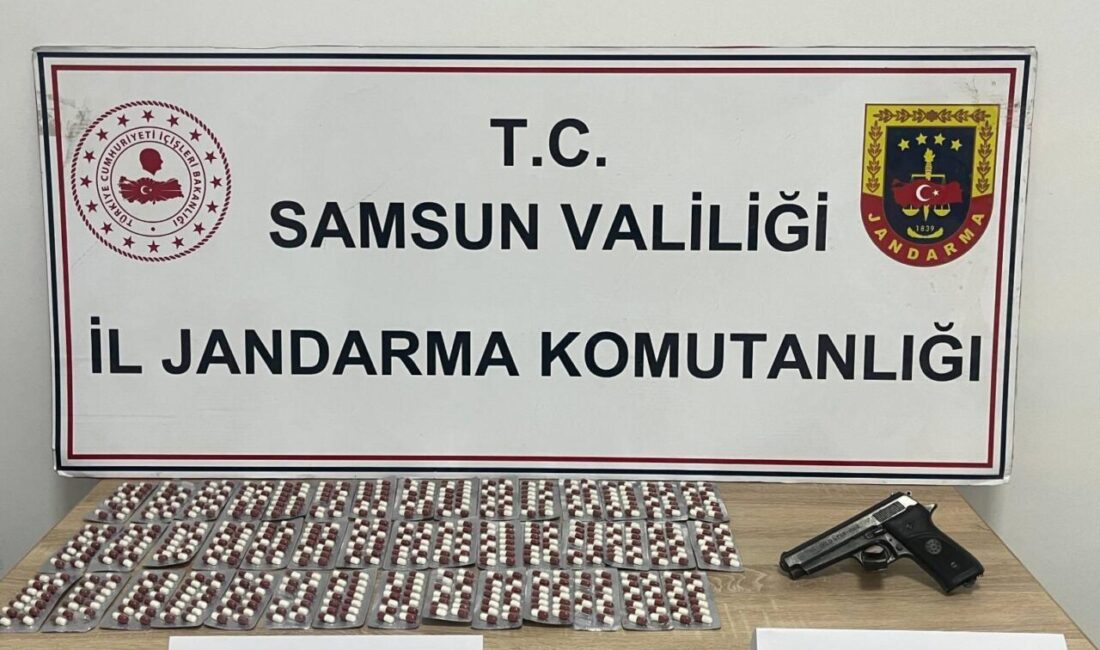 Samsun’un Kavak ilçesinde jandarma ekiplerince düzenlenen uyuşturucu operasyonunda bir aracın