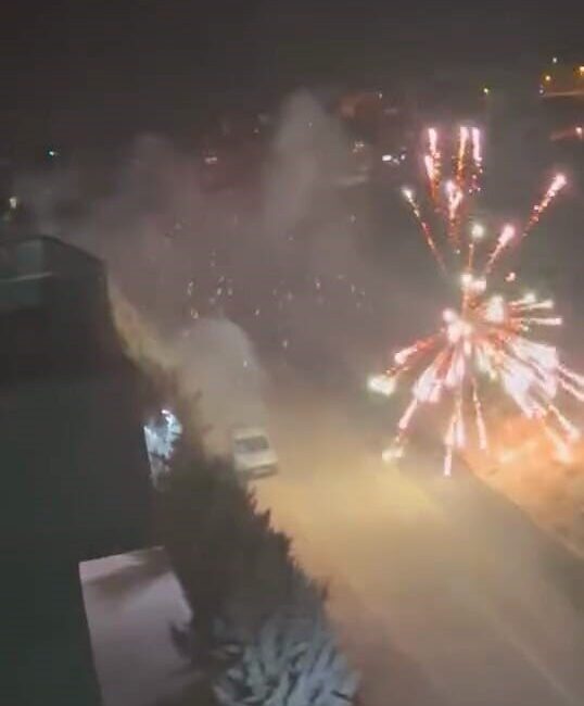 Araçtan atılan havai fişek yangına yol açtı Bursa’nın İnegöl ilçesinde bir araçtan atılan havai fişek, paniğe neden