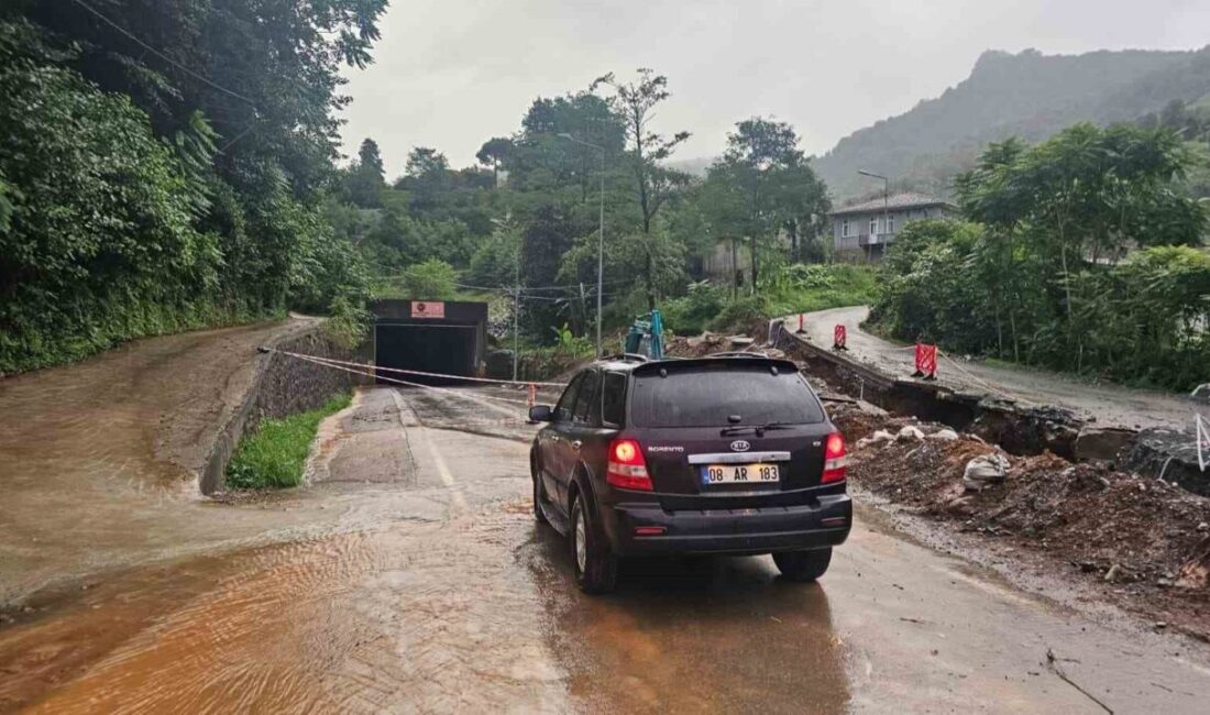 Arhavi’de heyelan riski nedeniyle tünel trafiğe kapatıldı Arhavi’de etkili olan sağanak sonrası oluşan heyelan riski nedeniyle tünel