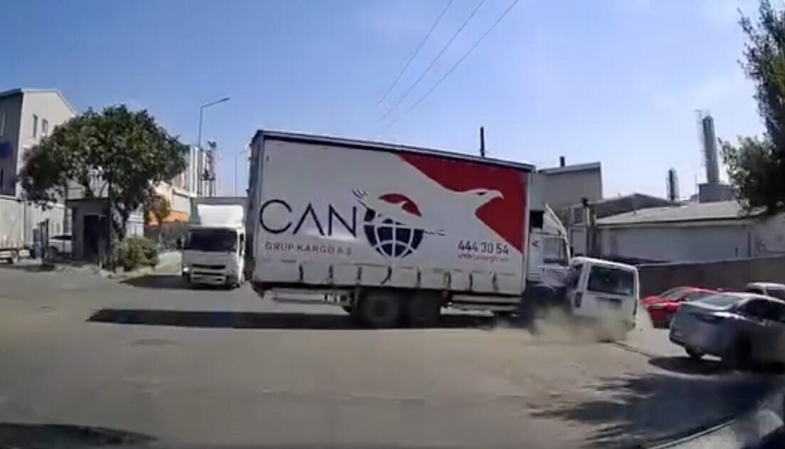 İstanbul’un Arnavutköy ilçesinde kamyon sürücüsü, hafif ticari araca yandan çarptı.