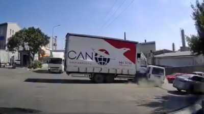 İstanbul’un Arnavutköy ilçesinde kamyon sürücüsü, hafif ticari araca yandan çarptı.