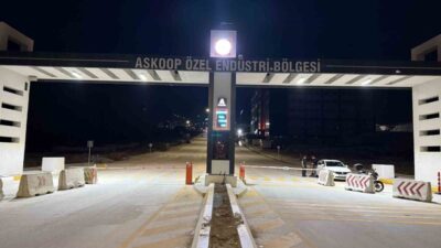 İstanbul Arnavutköy’de özel endüstri bölgesinde çıkan yangında 2 akaryakıt tankeri,
