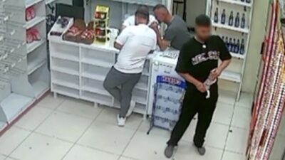 İstanbul’un Arnavutköy ilçesinde bir dükkana müşteri gibi gelen hırsız, iş
