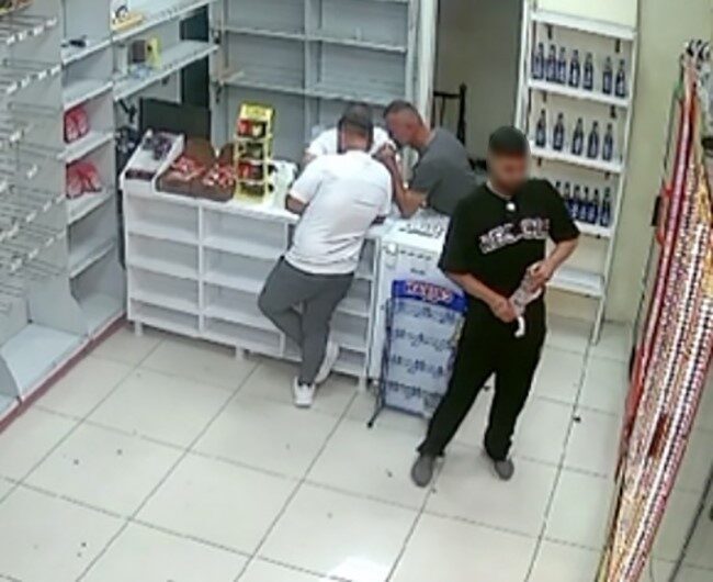 İstanbul’un Arnavutköy ilçesinde bir dükkana müşteri gibi gelen hırsız, iş