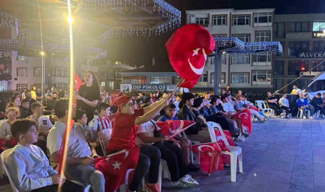 Arnavutköy’de yüzlerce kişi dev ekranda Türkiye-Yunanistan maçını izledi Avrupa Basketbol Şampiyonası (EuroBasket 2025) yarı finalinde Türkiye’nin Yunanistan karşısına