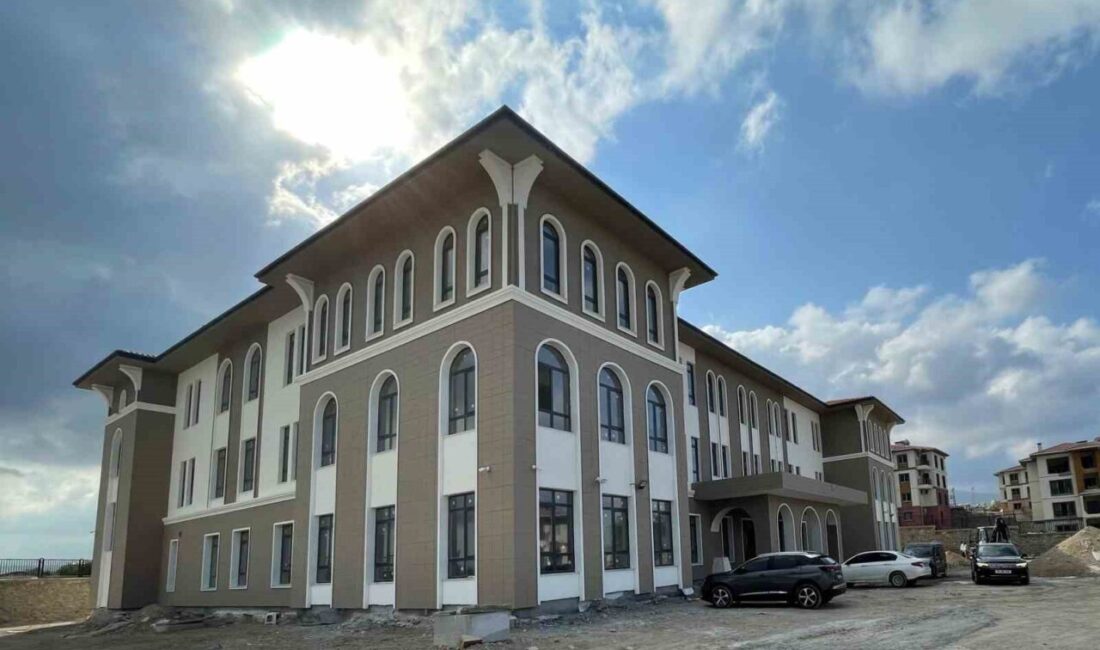 Arpaderesi Mahallesi’nde 16 derslikli okul inşa edildi Hatay’ın Arsuz ilçesi Arpaderesi Mahallesi’nde TOKİ konutlarının bulunduğu alana 16