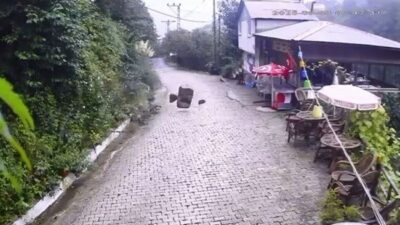 Artvin’in Arhavi ilçesine bağlı Yolgeçen köyünde sağanak yağış sonrası meydana