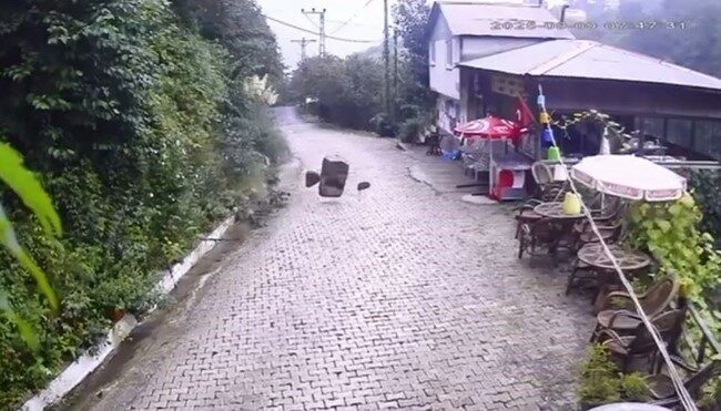 Artvin’de heyelan anı kamerada: Kayalar işletmeye ramak kala durdu Artvin’in Arhavi ilçesine bağlı Yolgeçen köyünde sağanak yağış sonrası meydana