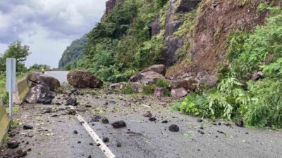 Artvin’de Hopa-Kemalpaşa geçişi Kopmuş mevkiinde sabah saatlerinde yaşanan heyelan sonucu
