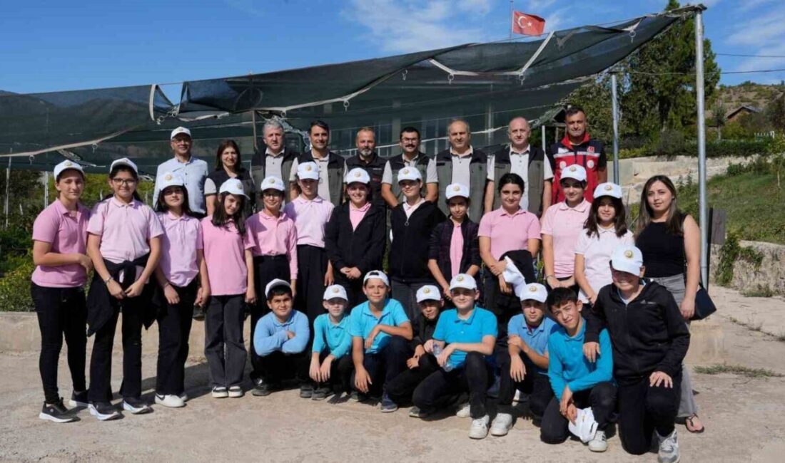 Artvin’de “Yeşil Vatan-Benim Okulum Geleceğe Çare” etkinlikleri kapsamında öğrencilere fidan