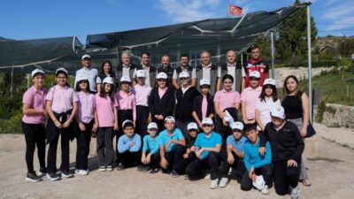 Artvin’de “Yeşil Vatan-Benim Okulum Geleceğe Çare” etkinlikleri kapsamında öğrencilere fidan