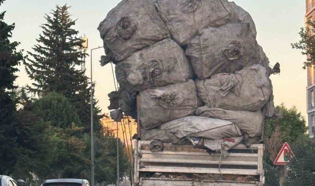 Aşırı yükle trafikte ilerleyip tepkilere neden oldu Adıyaman’da, bir kamyonette yüklenen aşırı yük tepkilere neden oldu. Adıyaman