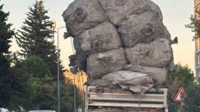 Adıyaman’da, bir kamyonette yüklenen aşırı yük tepkilere neden oldu. Adıyaman