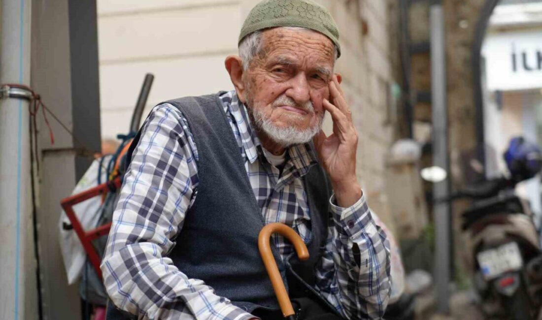 Türkiye’nin en yaşlı şemsiye tamircisi olarak bilinen 96 yaşındaki Dursun