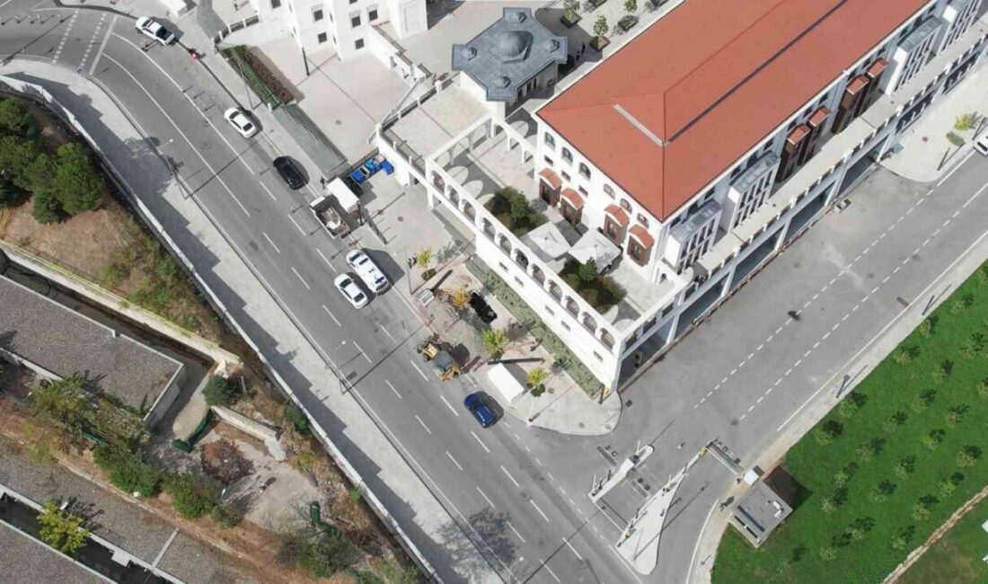 Ataşehir Finans Merkezi’nde kaldırımda göçük meydana geldi. Göçük altında kalan