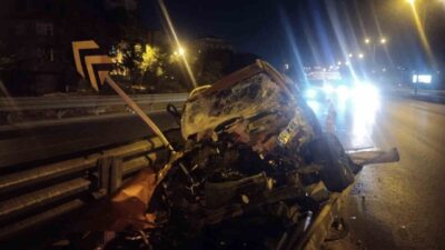 Ataşehir’de gece saatlerinde hızlı seyreden otomobil yol ayrımındaki bariyere girdi.