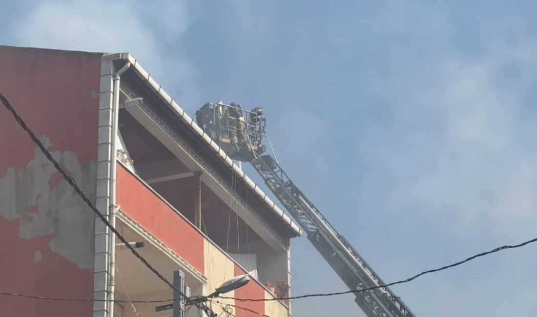 Avcılar’da bir binanın çatısında çıkan yangın 3 binaya sıçradı İstanbul Avcılar’da bir binanın çatısında çıkan yangın, kısa sürede büyüyerek