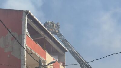 İstanbul Avcılar’da bir binanın çatısında çıkan yangın, kısa sürede büyüyerek