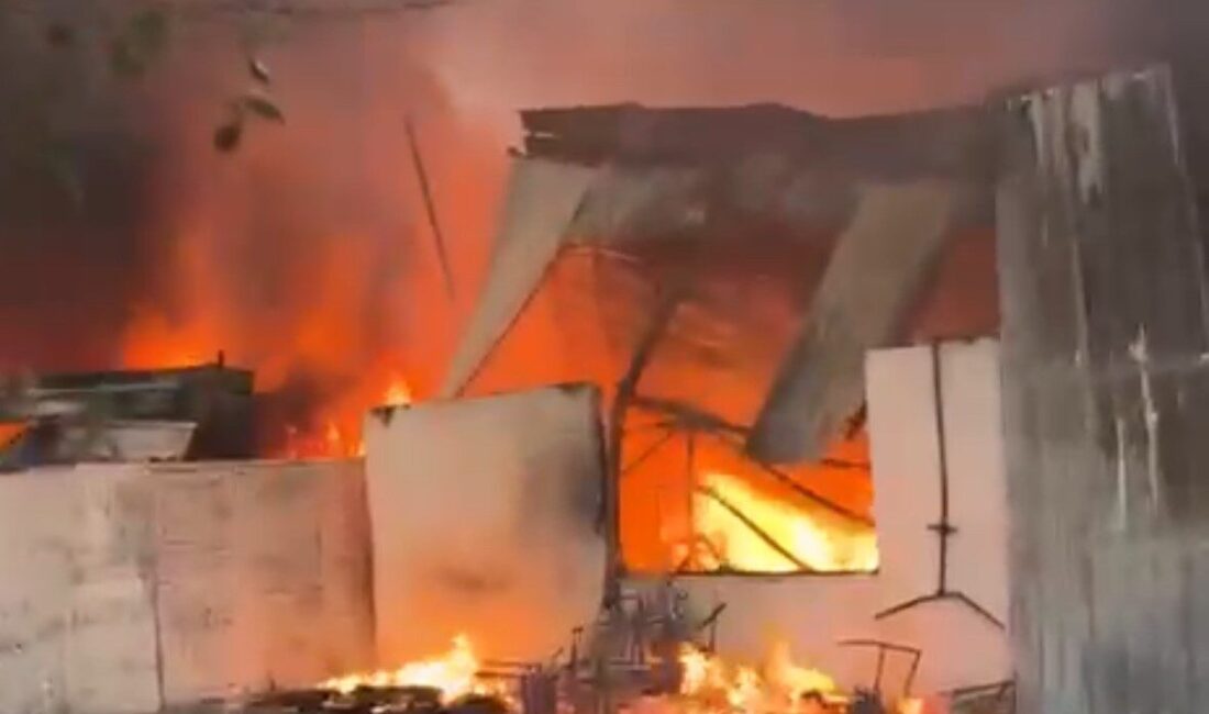 Balıkesir’in Marmara ilçesine bağlı Avşa Adası’nda çıkan yangında mobilya deposu