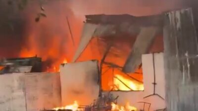 Balıkesir’in Marmara ilçesine bağlı Avşa Adası’nda çıkan yangında mobilya deposu